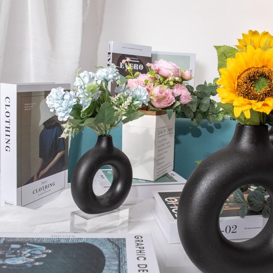 bloemenvaas is gemaakt van hoogwaardig keramiek zwart