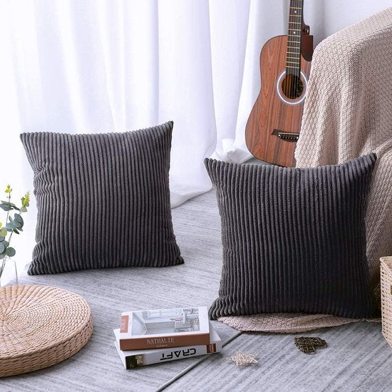 Het pakket bevat 2 x kussenhoezen. (Kussens niet inbegrepen.) Perfect formaat: elke kussenhoes meet 45 x 45 cm