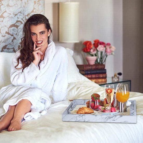 Dienblad van PU-leer, modern, elegant, rechthoekig, decoratief dienblad met metalen handvat, grote capaciteit, lederen serveerplaat voor eten, dranken, sieraden, sleutels, woonkamer, keuken, ijdelheid (wit marmer)