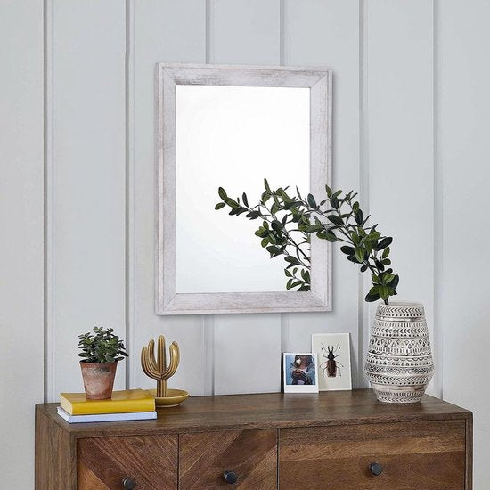 Spiegel voor aan de muur, gemaakt van rustiek hout en ingelijst. Deze decoratieve spiegel is perfect voor een boerderijstijl slaapkamer of badkamer. Hang de spiegel aan de muur voor een witte rechthoekige muurdecoratie.