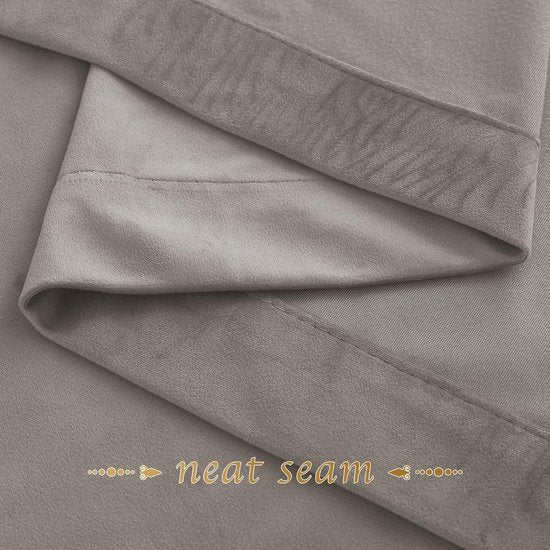 Productdetails: Verkocht als twee stuks fluwelen gordijnen. Hoogte 260 cm x breedte 132 cm per stuk. (De hoogte wordt gemeten vanaf het bovendeel van de inslagringen.