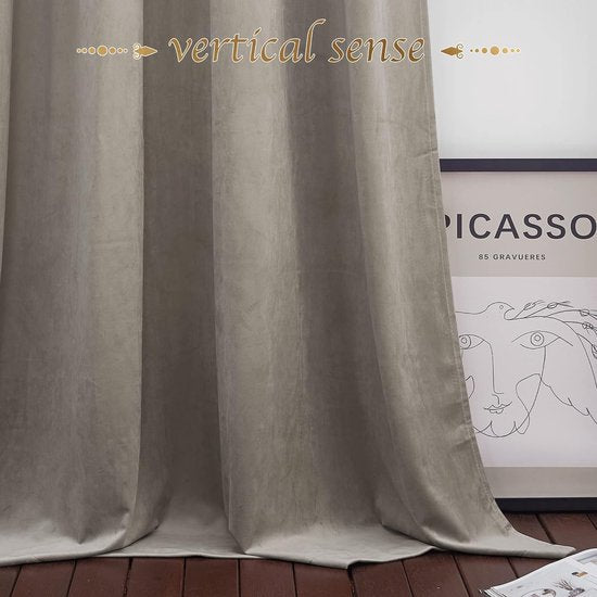 Productdetails: Verkocht als twee stuks fluwelen gordijnen. Hoogte 260 cm x breedte 132 cm per stuk. (De hoogte wordt gemeten vanaf het bovendeel van de inslagringen.