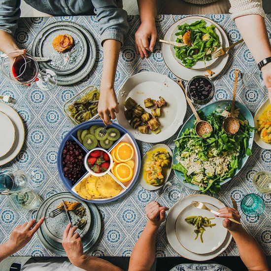 Onderverdeeld snackdienblad rond met deksel, 28,5 cm, 1 dipschaaltje en 4 snackschalen, herbruikbaar kunststof dienblad voor snacks, fruit, noten, snoep en groenten