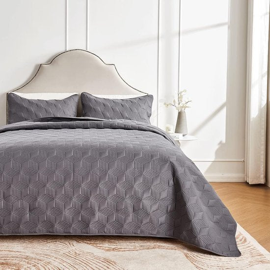 Deze sprei bevat: 1 x 220 x 240 cm sprei en 2 x 50 x 75 cm kussenslopen