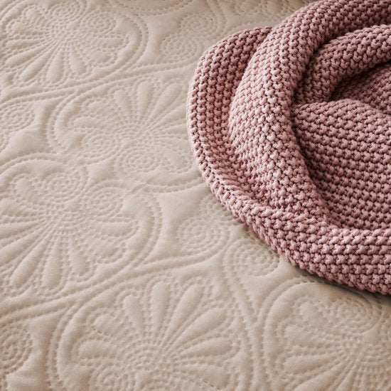 Elegante sprei in beige 220 x 240 cm Veelzijdige deken als bedsprei of banksprei voor bed- en bankquiltstijl Ideaal als sprei