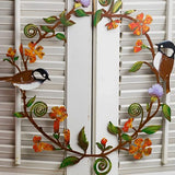 Voeg een vleugje vintage charme toe aan je huis met een mooie metalen deurslinger. De krans toont bladeren, bloemen en vogels