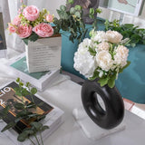 bloemenvaas is gemaakt van hoogwaardig keramiek zwart