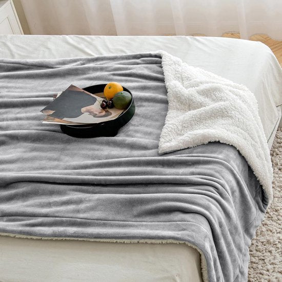 Knuffeldeken, pluizige deken, fleecedeken, woondeken, warme Sherpa bankovertrek, deken, wollige overtrek, microvezel, sprei voor bed, bank, slaapkamer en kantoor, 150 x 200 cm, lichtgrijs