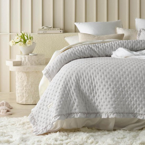 Molly elegante sprei in lichtgrijs, 170 x 210 cm, veelzijdige deken als bedsprei of banksprei, sprei voor bed en bank, quiltstijl, ideaal als sprei