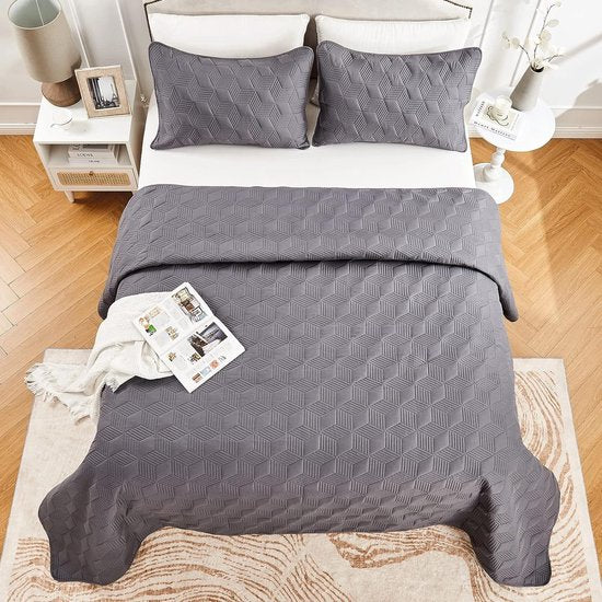 sprei bevat: 1 x 240 x 260 cm sprei en 2 x 50 x 75 cm kussenslopen, zeer standaardformaat