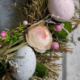 Paaskrans met bloemen en eieren, decoratieve tafelkrans, deurkrans met ophanghaak. Translation: Paaswreath met bloemen en eieren, decoratieve tafelwreath, deurwreath met ophanghaak.