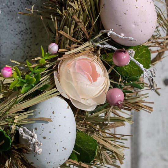 Paaskrans met bloemen en eieren, decoratieve tafelkrans, deurkrans met ophanghaak. Translation: Paaswreath met bloemen en eieren, decoratieve tafelwreath, deurwreath met ophanghaak.