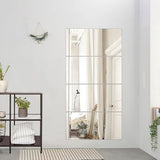 Een pakket van 8 zelfklevende spiegeltegels, 20 x 20 cm (dikte: ca. 2 mm), en een gratis sticker.