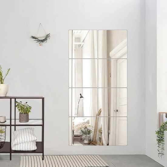 Een pakket van 8 zelfklevende spiegeltegels, 20 x 20 cm (dikte: ca. 2 mm), en een gratis sticker.