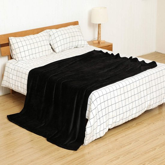 Fleecedeken/knuffeldeken - flanel, extra zacht en warm - kreukbestendig/verkleurt niet, te gebruiken als bedsprei of deken op de bank - 150 x 200 cm - Zwart