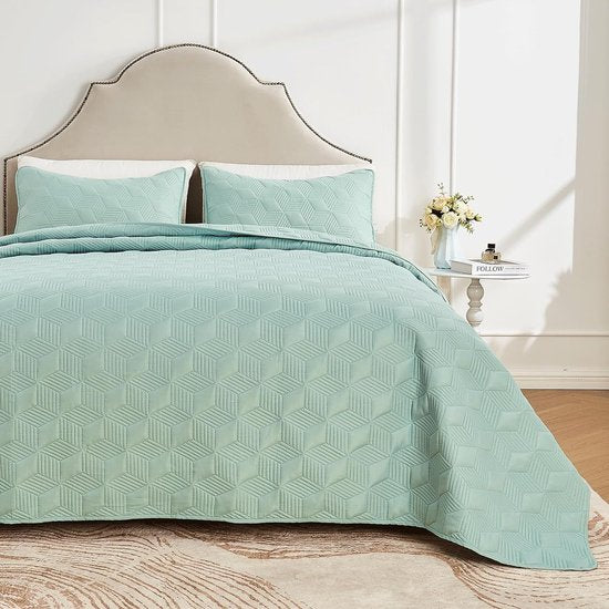 Deze sprei bevat: 1 x 220 x 200 cm sprei en 2 x 50 x 75 cm kussenslopen, zeer standaardformaat