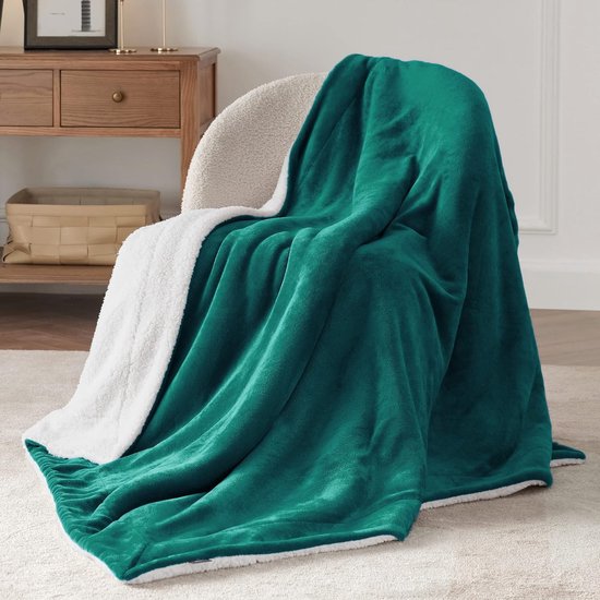 Cuddly Blanket, Fluffy Sofa Throw, Green, Small Sofa Blanket, Throw and Living Room Blanket, Blanket Made of Soft Fleece and Warm Sherpa, Fleece Blanket 130 x 150 cm