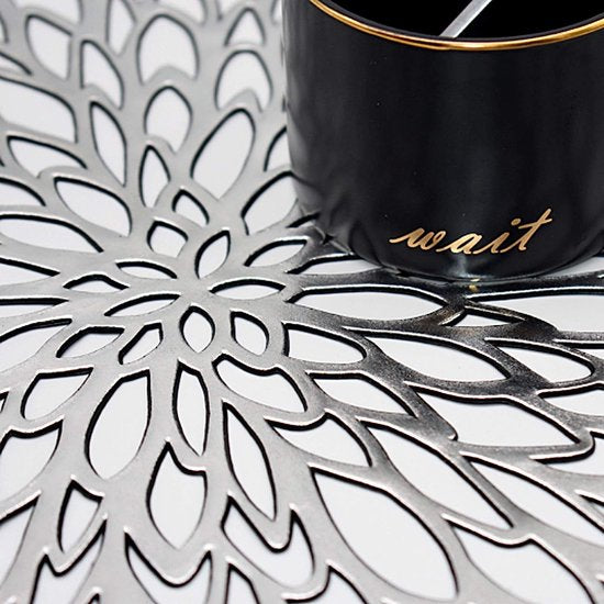 4 stuks uitgeholde ronde placemats, zilveren ronde placemats, uitgeholde ronde placemats, geperst, voor het isoleren van platte borden, tafeldecoratie (zilver)