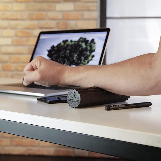 CARE with CORE Fascia-set bestaande uit fasciarol CARE 35 x 14 cm, middelhard met groef rondom, twee kleine rollen met glad en genopt oppervlak, 20 x 4,5 cm, zwart met e-book