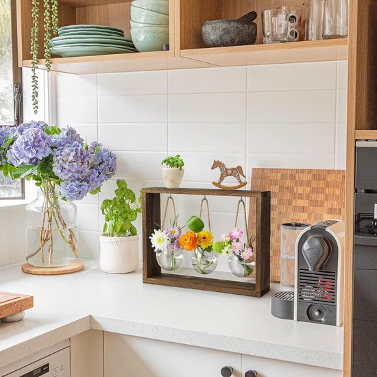 Vaas met vintage houten frame en 3 grote glazen vazen