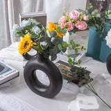 bloemenvaas is gemaakt van hoogwaardig keramiek zwart