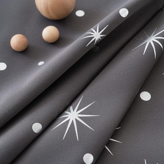 Ondoorzichtige donkergrijze gordijnen met oogjes, zilverfolie, sterrenmotief, dikke gordijnen, verduisterend thermisch gordijn voor slaapkamer, kinderkamer, set van 2 H 137 x B 117 cm, donkergrijs