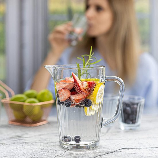 Glazen kruik 1L glazen waterkruik met handige handgreep voor sapmelk Sangria waterkaraf transparant glas | vaatwasmachinebestendig | Collectie Arvid | 19 cm hoog | Capaciteit 1000 ml