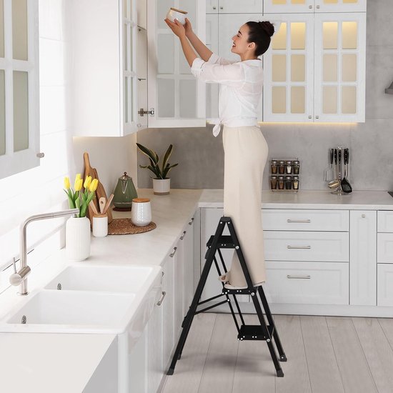 Trapladder, 3 treden, inklapbaar, aluminium vouwladder, draagbare vouwladder met breed anti-slip pedaal, opvouwbare huishoudladder, lichte ladder, draagvermogen 150 kg, zwart