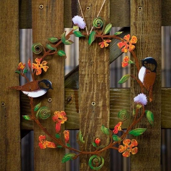 Voeg een vleugje vintage charme toe aan je huis met een mooie metalen deurslinger. De krans toont bladeren, bloemen en vogels
