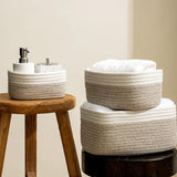 Opbergmanden van katoenen touw, stapelbare multifunctionele opbergmanden, 30,5 cm, set van 3 wit en woestijn. Opbergmanden gemaakt van katoenen touw, stapelbare multifunctionele opbergmanden, 30,5 cm groot, set van 3 in de kleuren wit en woestijn.