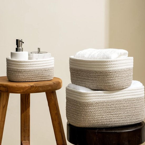 Opbergmanden van katoenen touw, stapelbare multifunctionele opbergmanden, 30,5 cm, set van 3 wit en woestijn. Opbergmanden gemaakt van katoenen touw, stapelbare multifunctionele opbergmanden, 30,5 cm groot, set van 3 in de kleuren wit en woestijn.