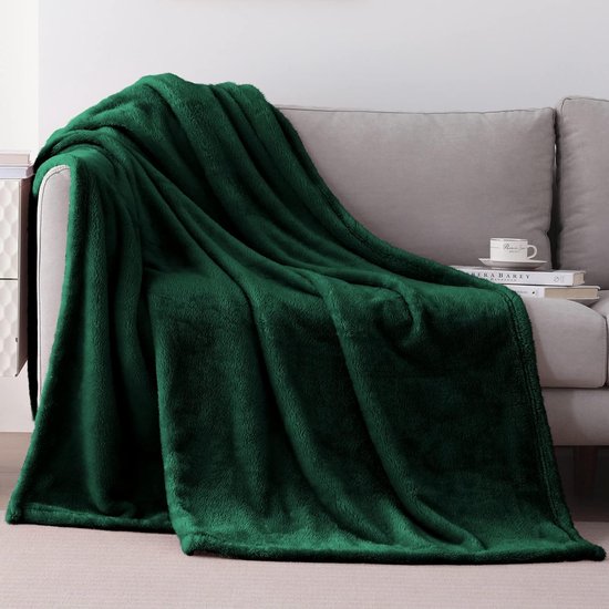 Knuffeldeken 130 x 170 cm, donkergroen, warme pluche deken, fleecedeken, woondeken, bankdeken, superzacht, behaaglijke en aangename microvezel flanellen deken