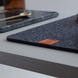 Vilten placemat met antislip achterkant, 6 wasbare placemats en 6 speciale glaszetters, groot, afwasbaar en afwasbaar, machinebestendig, design placemats