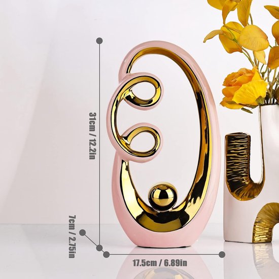 De grootte van het abstracte keramische beeld is 30 cm H x 20 cm L x 3 cm B