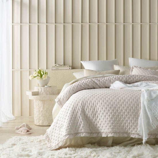 Molly Elegante sprei in beige, 170 x 210 cm, veelzijdige woondeken als bedsprei of banksprei, sprei voor bed en bank, quilt, stijl, ideaal als spre