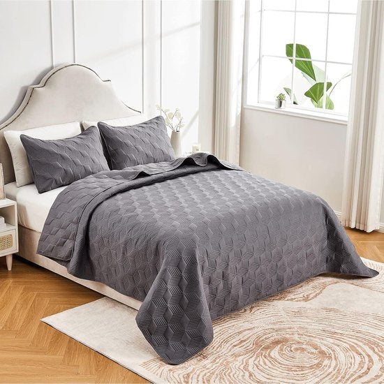 sprei bevat: 1 x 220 x 200 cm sprei en 2 x 50 x 75 cm kussenslopen