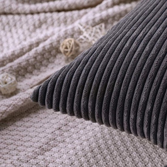 Het pakket bevat 2 x kussenhoezen. (Kussens niet inbegrepen.) Perfect formaat: elke kussenhoes meet 45 x 45 cm