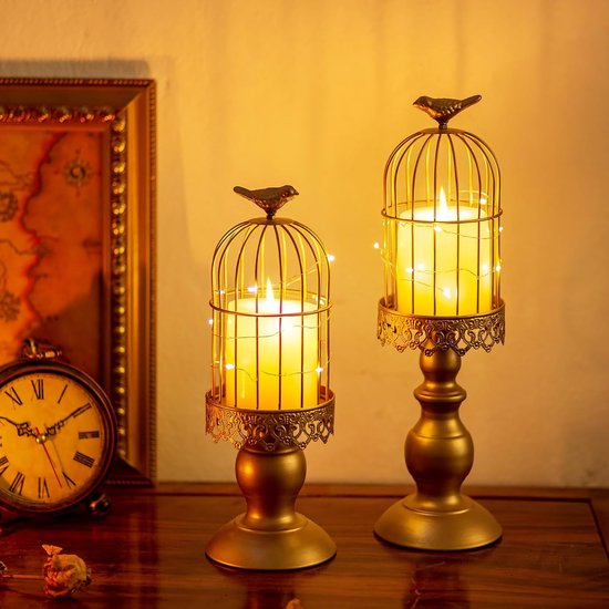 Vintage ontwerpen: the matte gouden oppervlak, de klassieke vorm van een metalen draadkooi en een kleine vogel aan de punt maken deze kooikaarsenhouder