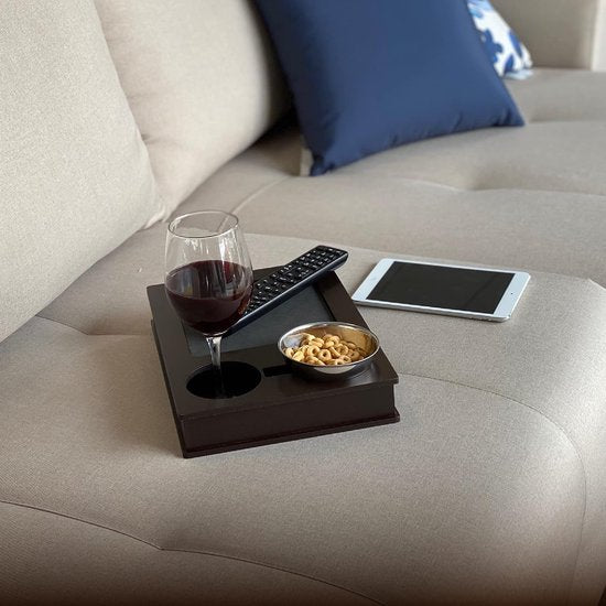 Bankblad voor bank, bank, bed, tv en schootblad om te dineren met antislipbasis en 2 bekerhouders. Afstandsbediening en mobiele telefoonhouder. Organisator voor armleuningen. (donker bruin)