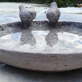 Vogelbad voor de tuin, vogelbad (24 en 30 cm) met 2 decoratieve vogels voor wilde vogels met rozenornamenten, veilige verpakking, niet vorstbestendig