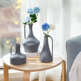 Metalen blauwe vazen met handvat, Scandinavische smalle vaas, moderne bloemenvaas voor pampasgras, kunstbloemen, droogbloemen, decoratieve ovasen voor tafeldecoratie woonkamer, slaapkamer,