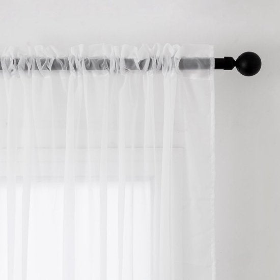 Afmeting: 260 cm x 140 cm (H x B). Aantal: 2 stuks in een verpakking. Materiaal: Elk gordijn is gemaakt van 100% polyester.