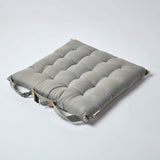 Set van 4 stoelkussens 40 x 40 cm, grijs, zitkussen met bandjes en knoopsluiting, effen kussens voor stoelen met overtrek van 100% katoen en zachte polyester vulling, lichtgrijs