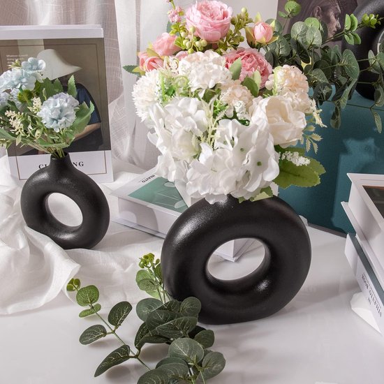 bloemenvaas is gemaakt van hoogwaardig keramiek zwart