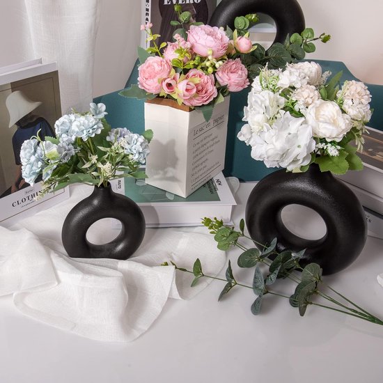 bloemenvaas is gemaakt van hoogwaardig keramiek zwart