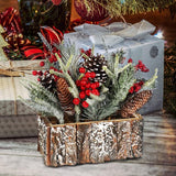 Decoratief bloemstuk Kerstmis - kleine winterse tafelversiering in schors pot met rode bessen, decoratieve sneeuw, kegels - leuke tafeldecoratie voor de adventstijd (1 stuk - 25 cm - rode