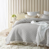 Molly elegante sprei in lichtgrijs, 170 x 210 cm, veelzijdige deken als bedsprei of banksprei, sprei voor bed en bank, quiltstijl, ideaal als sprei