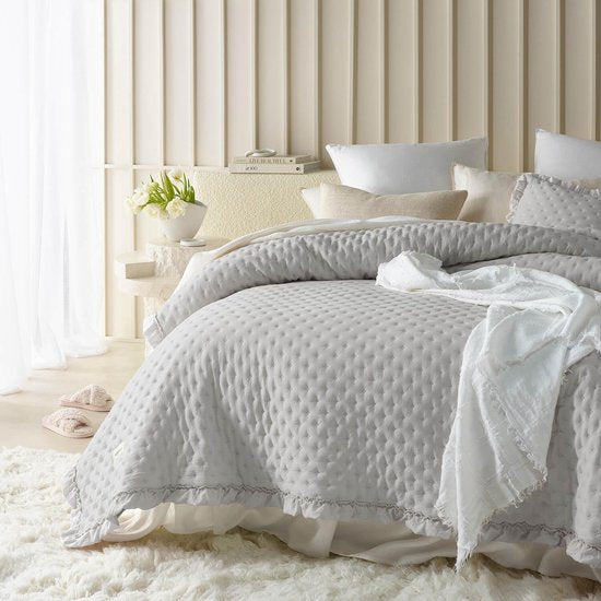 Molly elegante sprei in lichtgrijs, 170 x 210 cm, veelzijdige deken als bedsprei of banksprei, sprei voor bed en bank, quiltstijl, ideaal als sprei