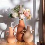 vaas is 12 cm hoog met een opening van 2 cm.