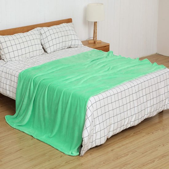 Fleecedeken/knuffeldeken - flanel, extra zacht en warm - kreukbestendig/verkleurt niet, te gebruiken als bedsprei of deken op de bank - 150 x 200 cm - Appelgroen